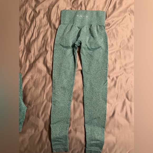 ARIA leggings and sports bra - Picture 4 of 5